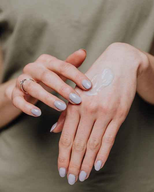 SOS mani screpolate: come rimediare ai danni causati da igienizzanti e freddo - Lady Venezia Shop